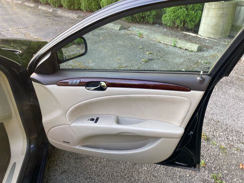 Used 2011 Buick Lucerne Super FWD image 24