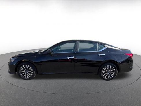 Used 2025 Nissan Altima 2.5 SV FWD image 9
