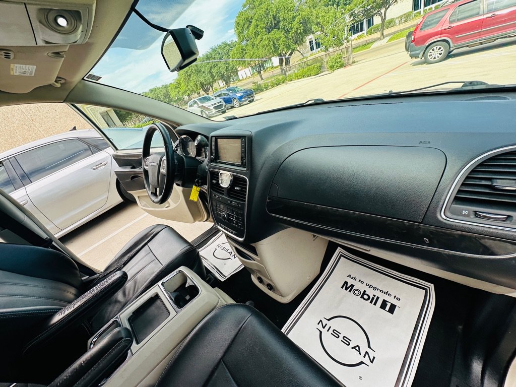 Used 2014 Chrysler Town & Country Touring FWD image 24