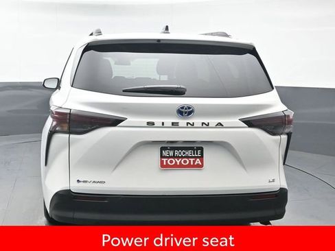 Used 2025 Toyota Sienna LE image 5