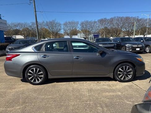 Used 2017 Nissan Altima 2.5 SV image 4