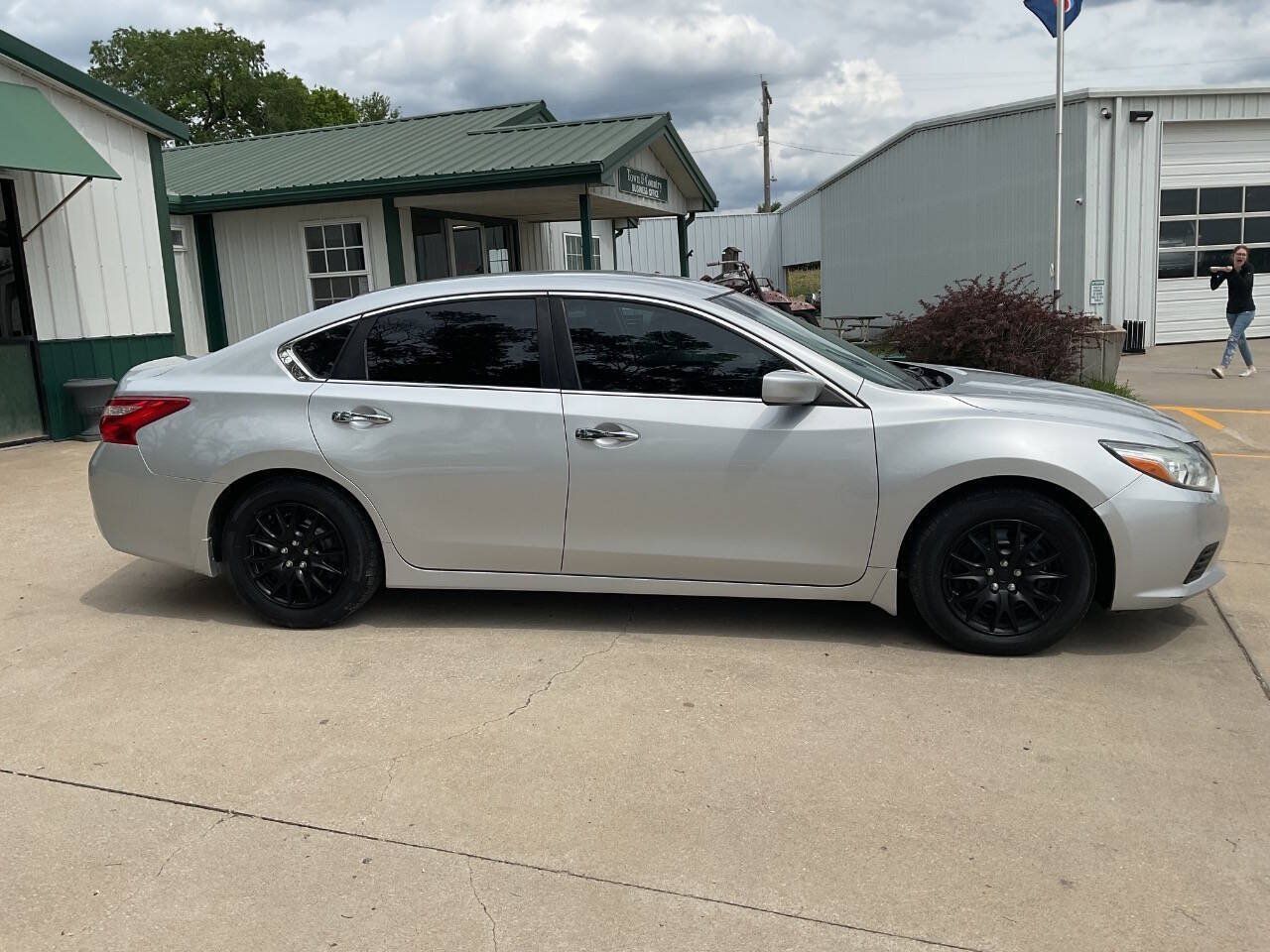 Used 2017 Nissan Altima 2.5 S w/ Power Driver Seat Package FWD image 2