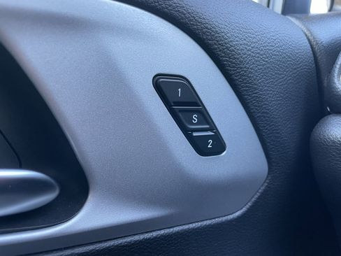 Used 2025 Chrysler Pacifica Limited image 26