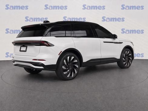 Used 2025 Lincoln Nautilus Reserve AWD/4WD image 3