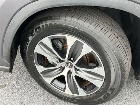 Certified 2023 Toyota Highlander XLE image 9