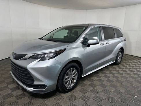 Used 2024 Toyota Sienna LE image 7