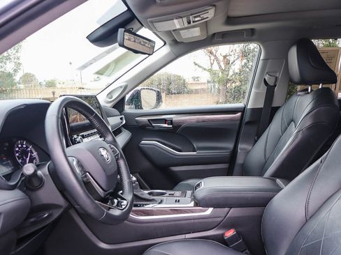 Used 2021 Toyota Highlander Platinum image 18