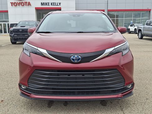 Certified 2025 Toyota Sienna XLE FWD image 2