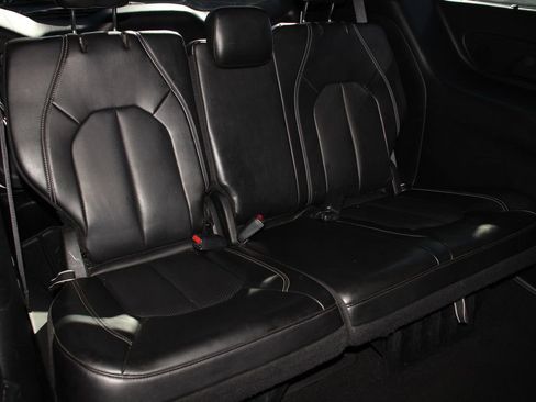 Used 2023 Chrysler Pacifica Touring-L w/ Uconnect Theater Family Group FWD image 29
