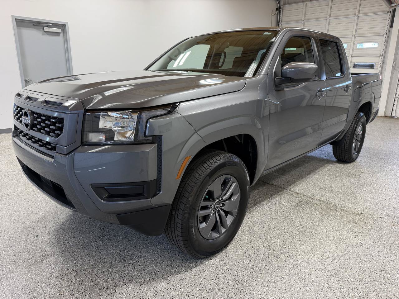 Used 2025 Nissan Frontier SV AWD/4WD image 2
