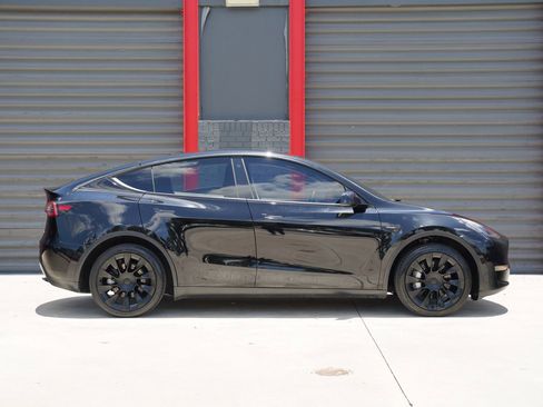 Used 2023 Tesla Model Y AWD image 4