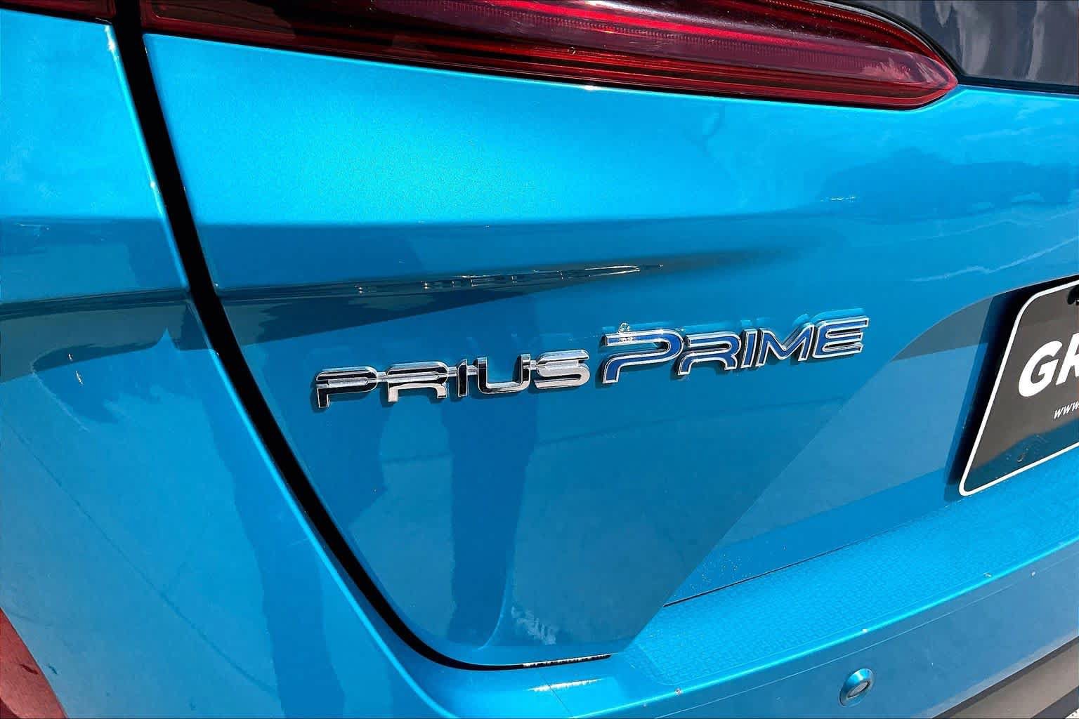Used 2017 Toyota Prius Prime Advanced w/ Preferred Accessory Package FWD image 10