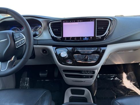 Used 2022 Chrysler Pacifica Touring-L FWD image 12
