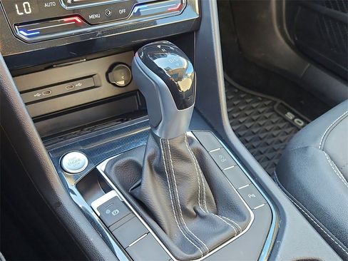 Certified 2025 Volkswagen Taos SE image 29