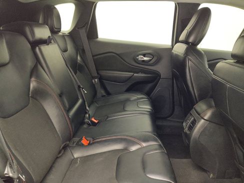 Used 2022 Jeep Cherokee Trailhawk AWD/4WD image 19