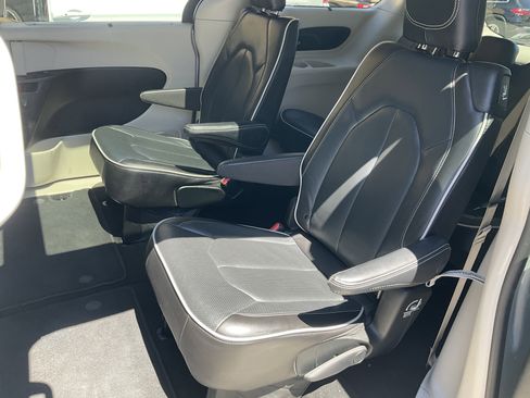 Used 2023 Chrysler Pacifica Limited image 36