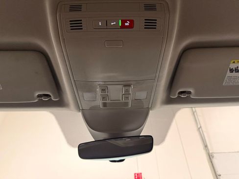 Used 2025 Volkswagen Taos SE FWD image 18