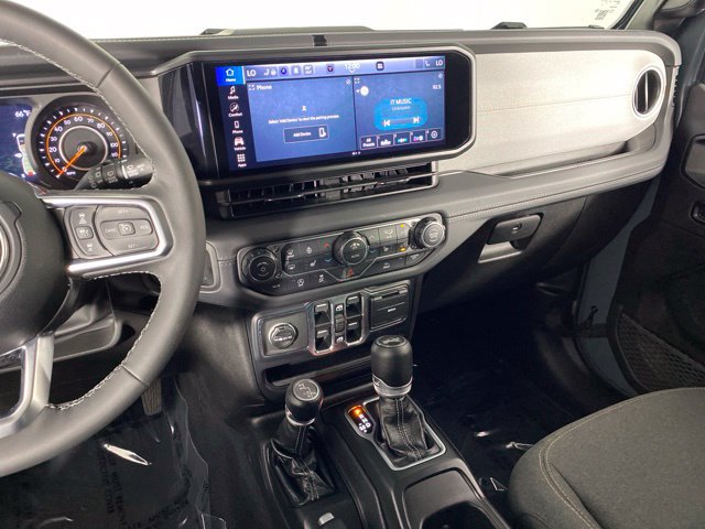 Used 2026 Jeep Wrangler Unlimited Sahara AWD/4WD image 29