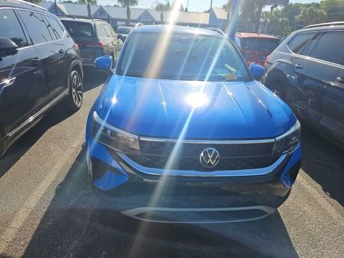 Used 2022 Volkswagen Taos SE image 2