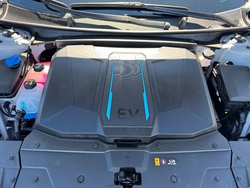 Used 2024 Hyundai Ioniq 5 SE image 9