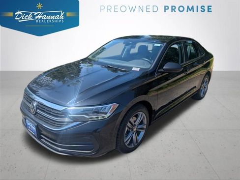 Used 2024 Volkswagen Jetta SE FWD image 1