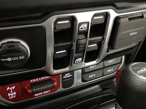 Used 2024 Jeep Gladiator Mojave w/ Technology Group image 18