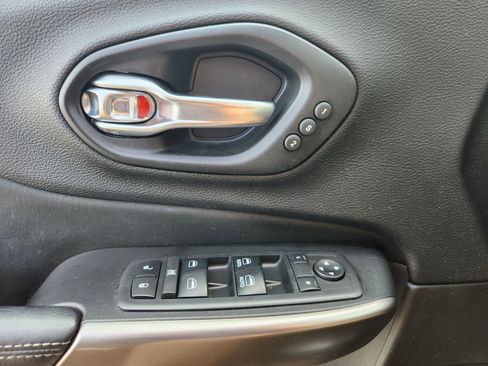 Used 2019 Jeep Cherokee Limited image 26