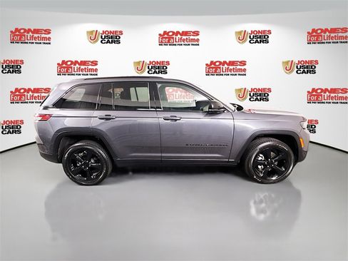 Used 2023 Jeep Grand Cherokee Altitude image 17