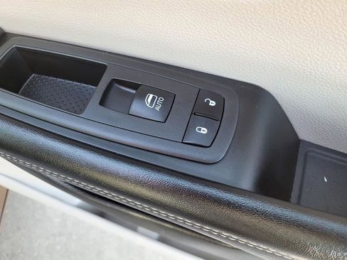 Used 2023 Chrysler Pacifica Touring-L image 8