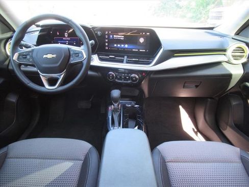Used 2024 Chevrolet Trax LT w/ Driver Confidence Package FWD image 12
