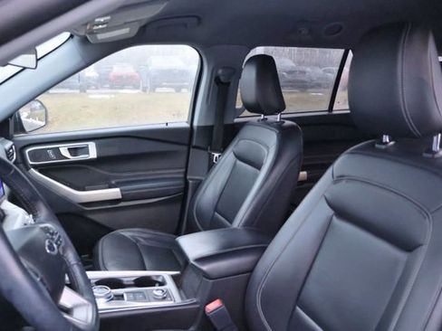Used 2022 Ford Explorer XLT w/ Equipment Group 202A AWD/4WD image 6