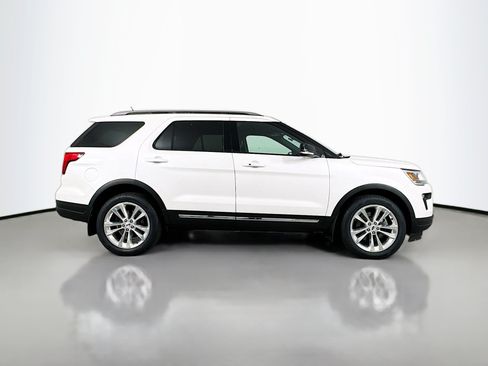 Used 2018 Ford Explorer XLT w/ Equipment Group 202A AWD/4WD image 8