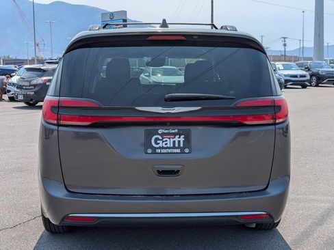 Used 2022 Chrysler Pacifica Touring-L FWD image 4