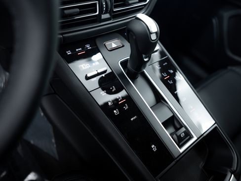 New 2025 Porsche Macan image 17