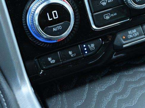 Used 2024 GMC Yukon XL Denali AWD/4WD image 32