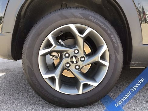 Used 2025 Chevrolet Trax LT FWD image 17