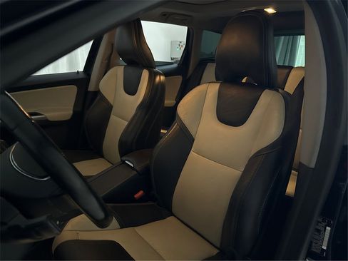 Used 2017 Volvo XC60 T6 Dynamic w/ Preferred Option Package image 32