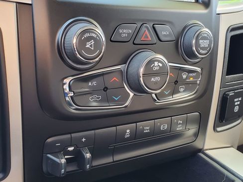 Used 2018 RAM 3500 SLT w/ Luxury Group image 21