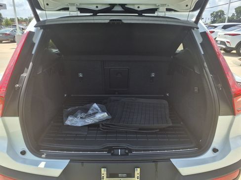 Certified 2024 Volvo XC40 B5 Plus AWD/4WD image 11
