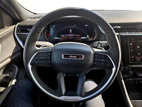 Used 2024 Jeep Grand Cherokee L Laredo image 14