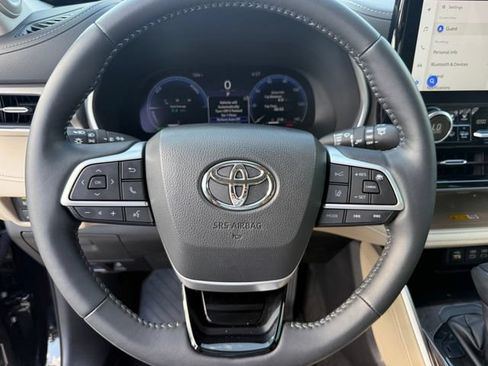 Used 2025 Toyota Highlander Limited AWD/4WD image 17