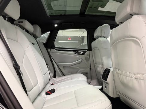 Certified 2025 Porsche Macan Turbo image 33