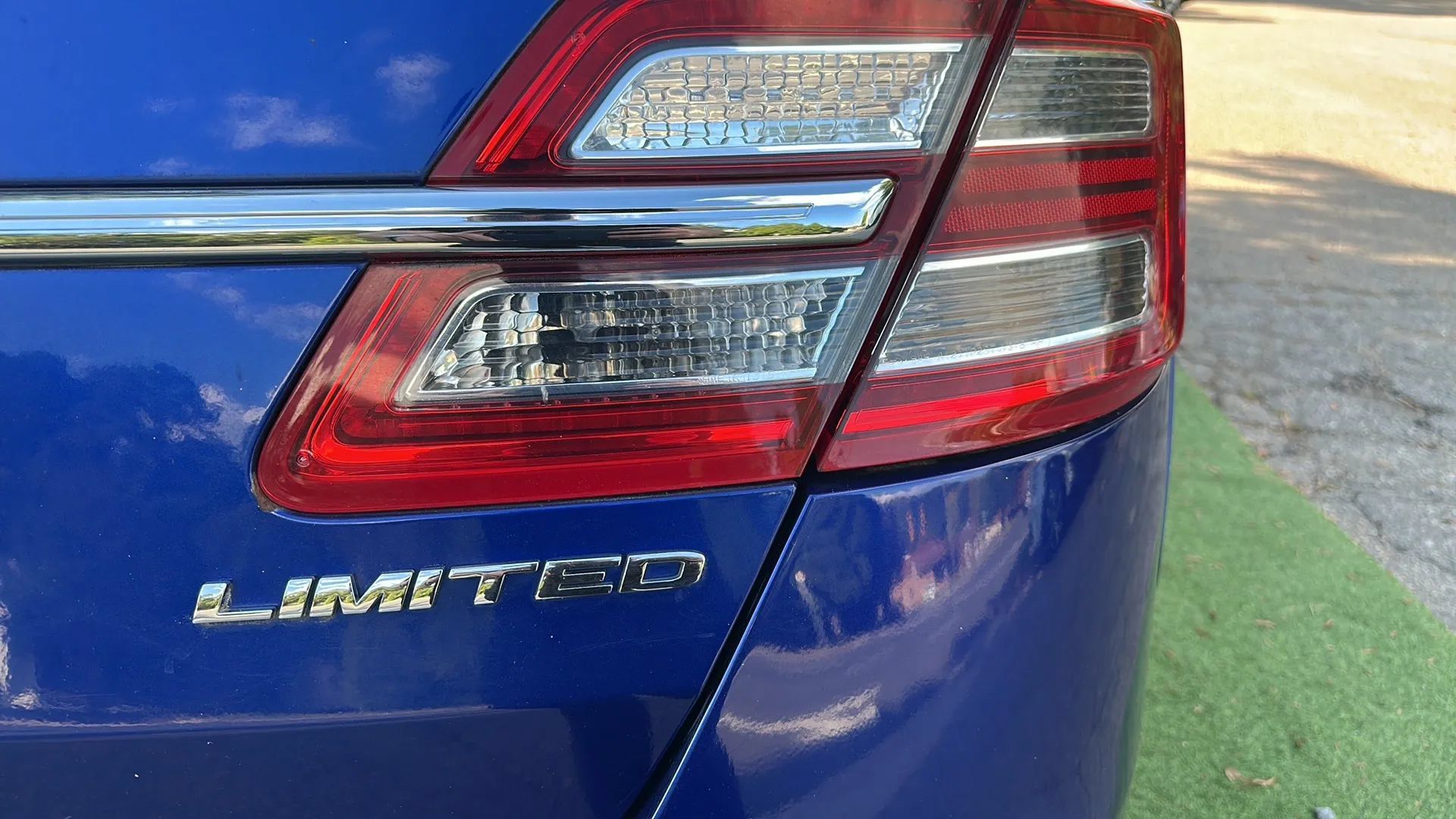 Used 2014 Ford Taurus Limited FWD image 22