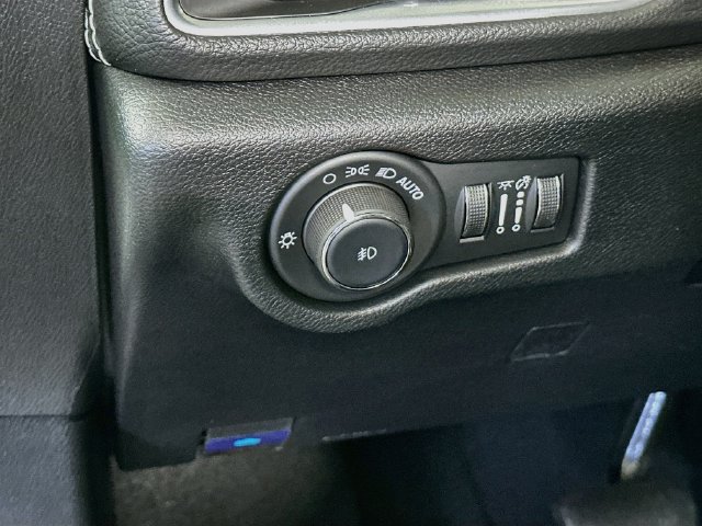 Used 2025 Chrysler Pacifica Limited FWD image 11