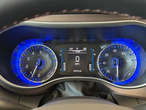 Used 2017 Chrysler Pacifica Touring-L FWD image 33