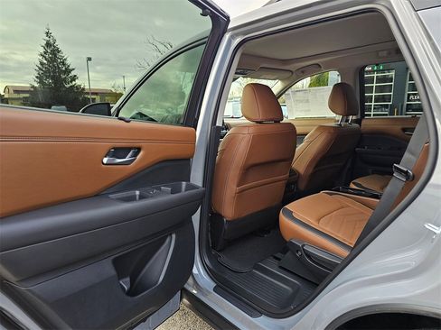 New 2025 Nissan Pathfinder Platinum image 11