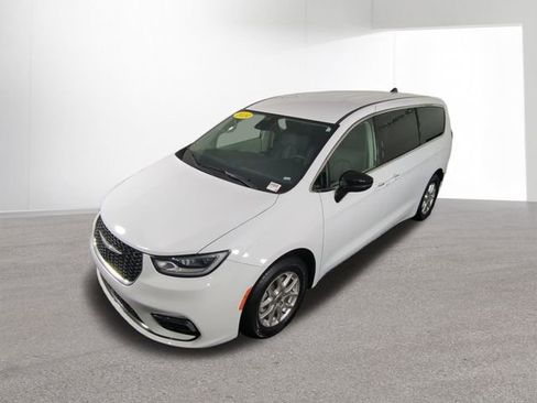 Used 2024 Chrysler Pacifica Touring-L FWD image 41