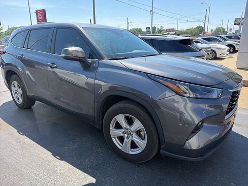 Used 2024 Toyota Highlander LE image 1