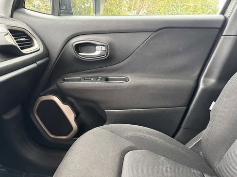 Used 2015 Jeep Renegade Latitude w/ Cold Weather Group image 23