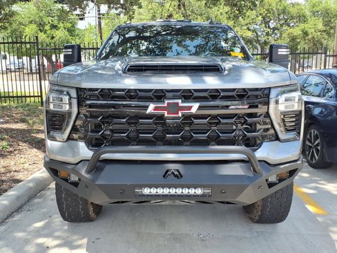 Used 2025 Chevrolet Silverado 2500 ZR2 w/ Technology Package AWD/4WD image 2
